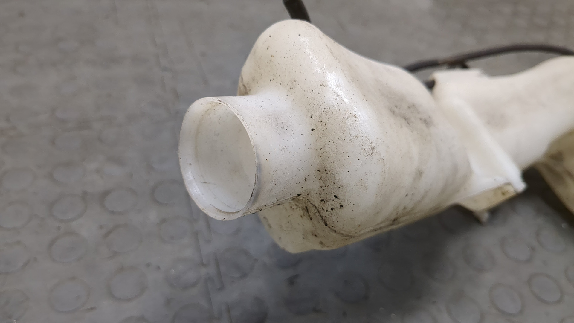 Бачок омывателя лобового стекла