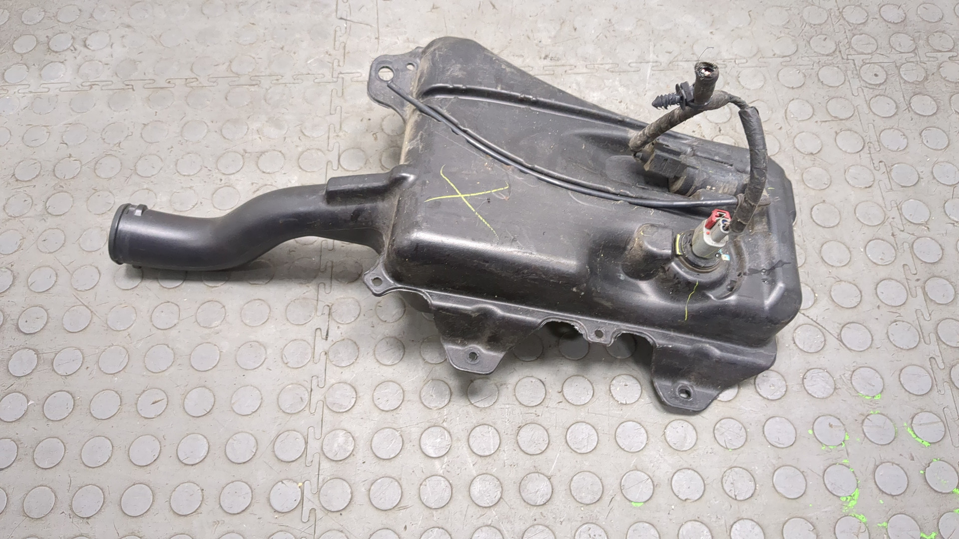 Бачок омывателя лобового стекла