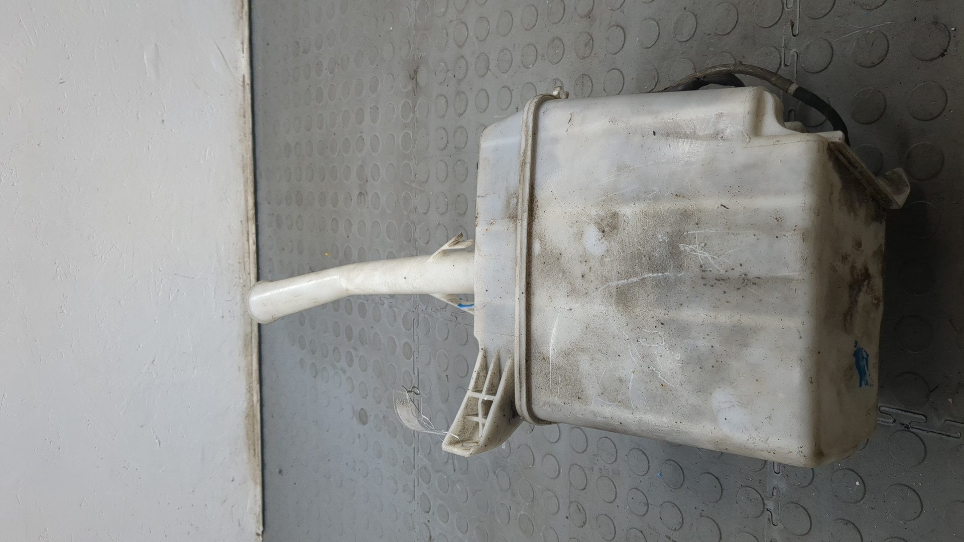 Бачок омывателя лобового стекла