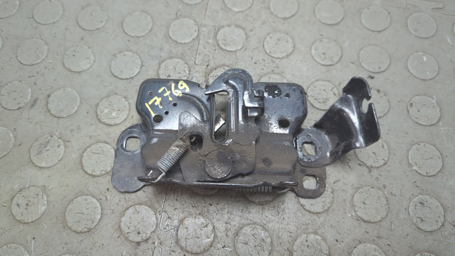 Замок капота