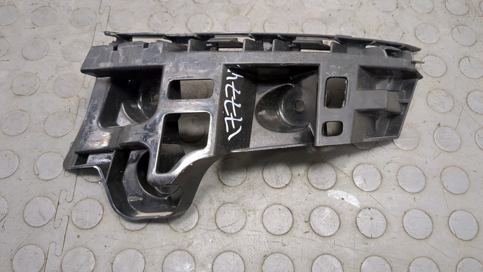 Кронштейн заднего бампера правый