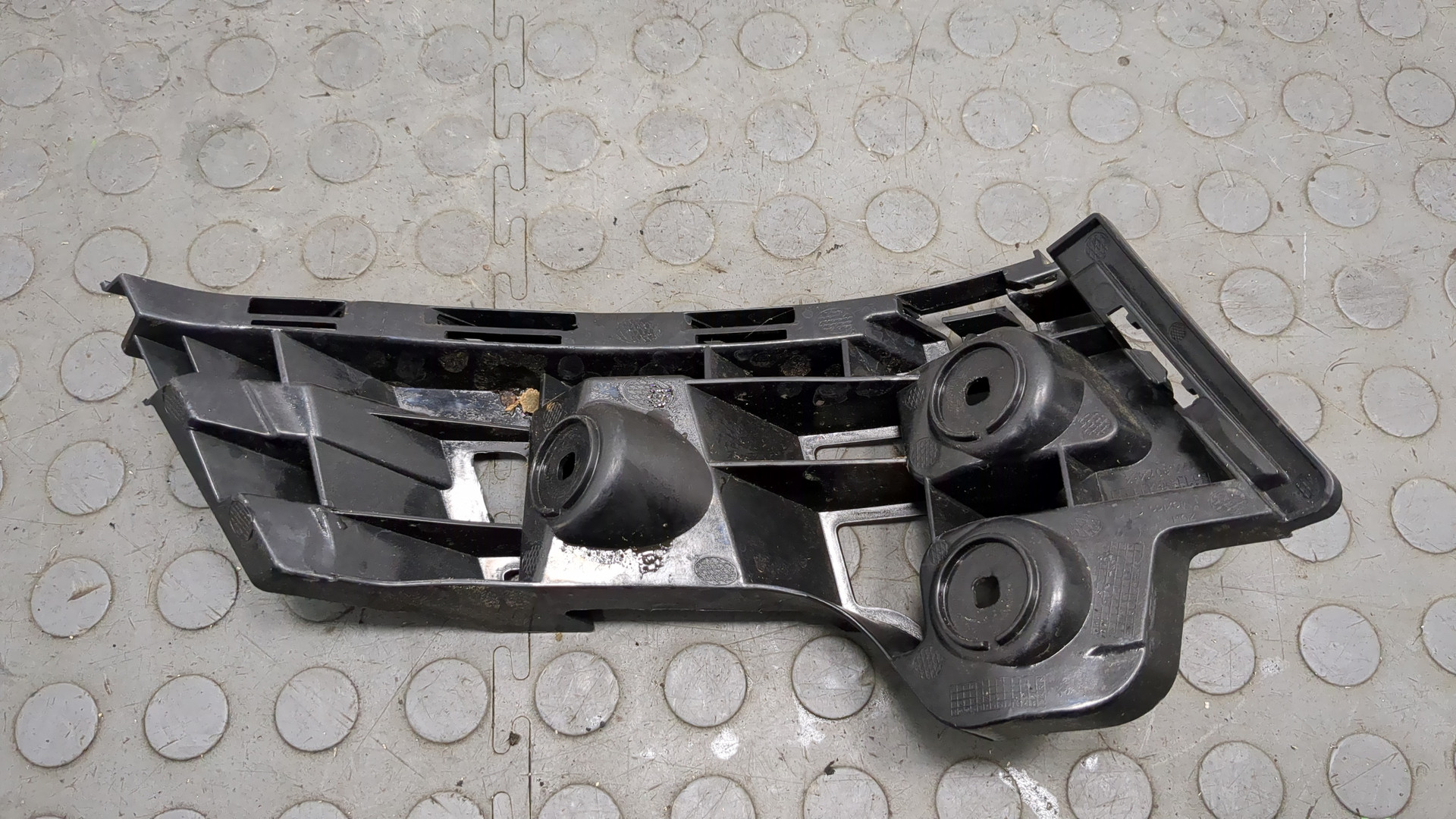 Кронштейн заднего бампера правый