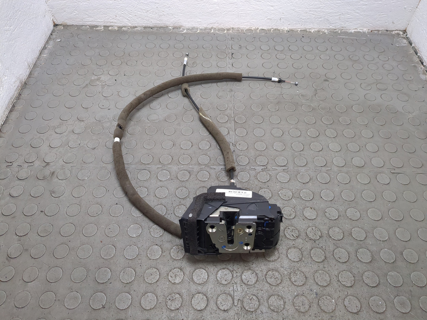 Замок двери передней левой