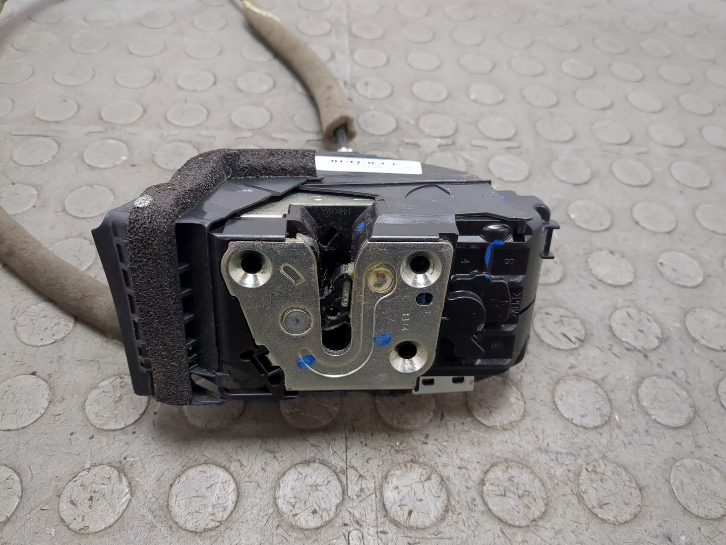 Замок двери передней левой