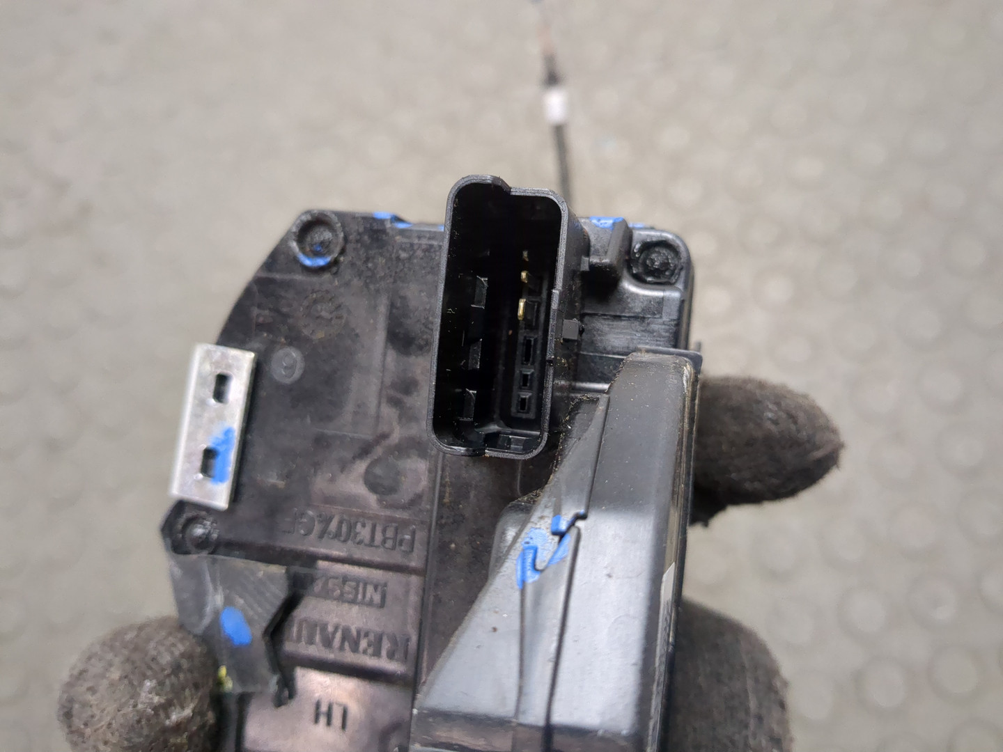 Замок двери передней левой