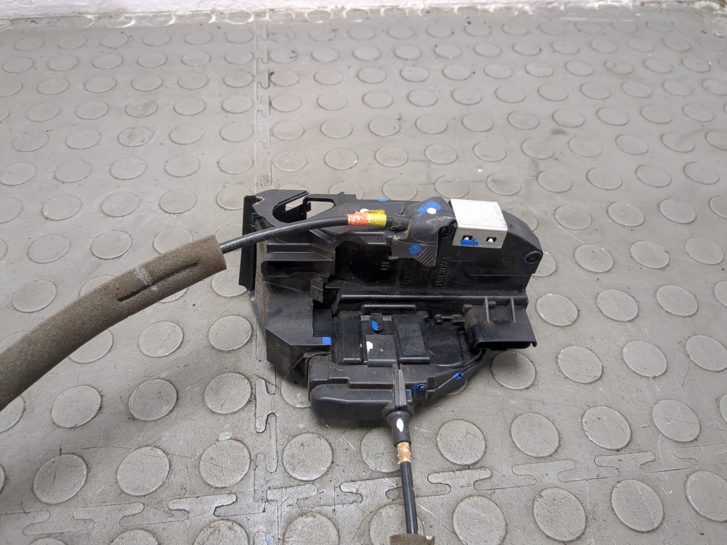 Замок двери передней левой