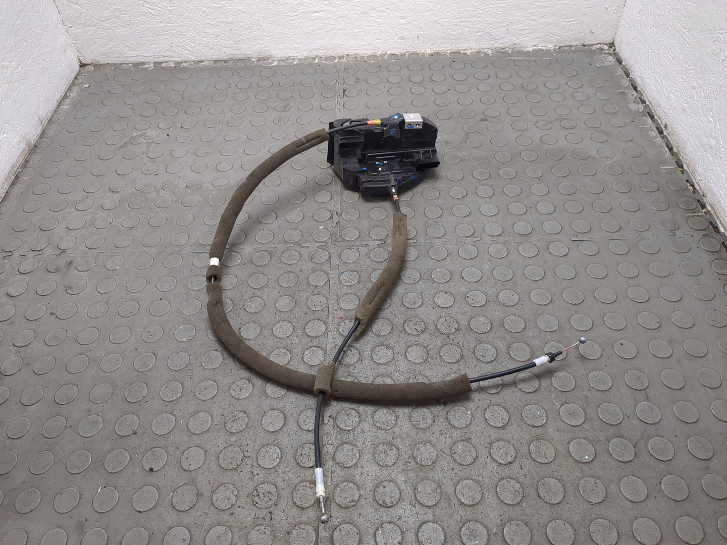 Замок двери передней левой