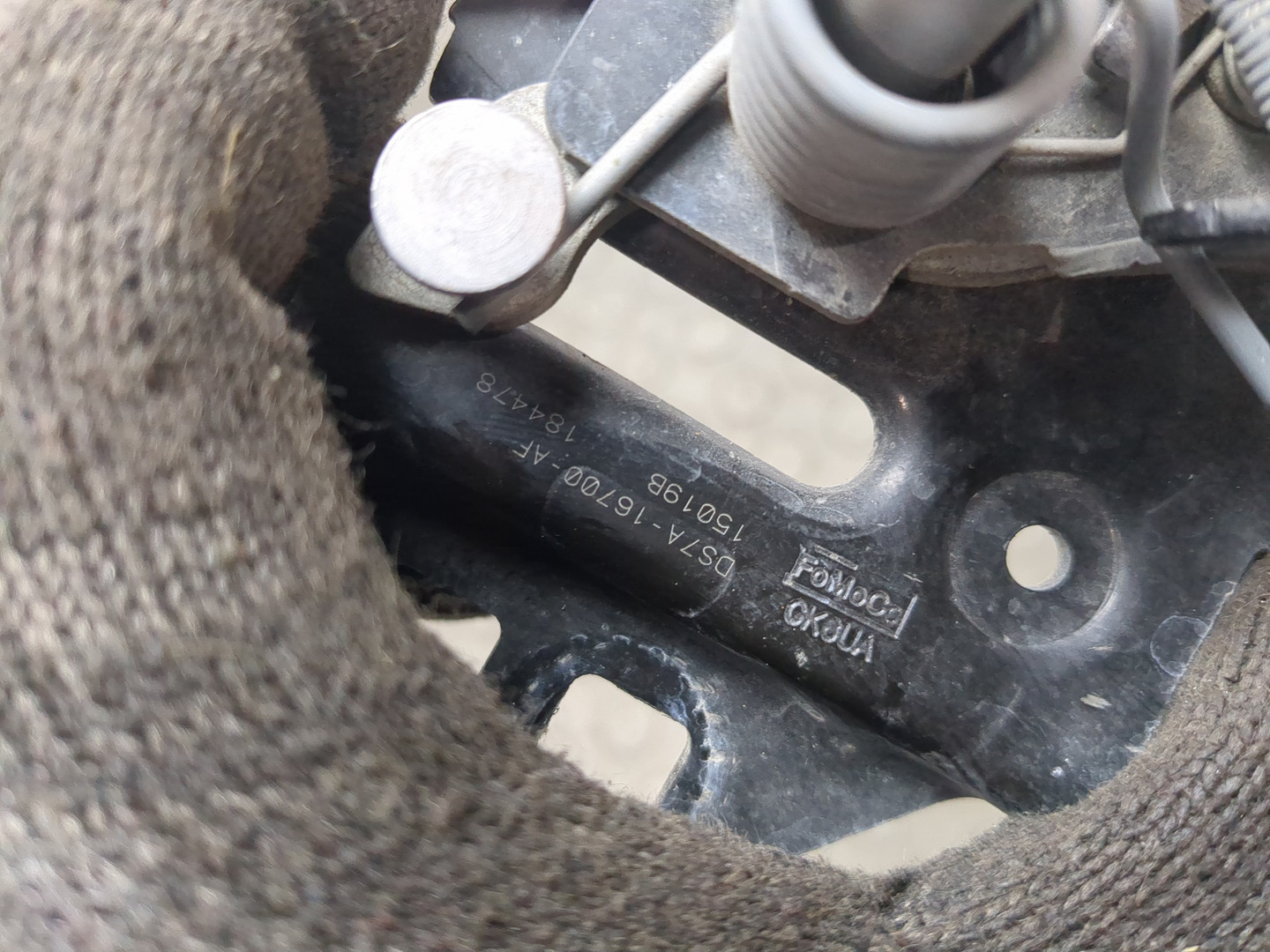 Замок капота