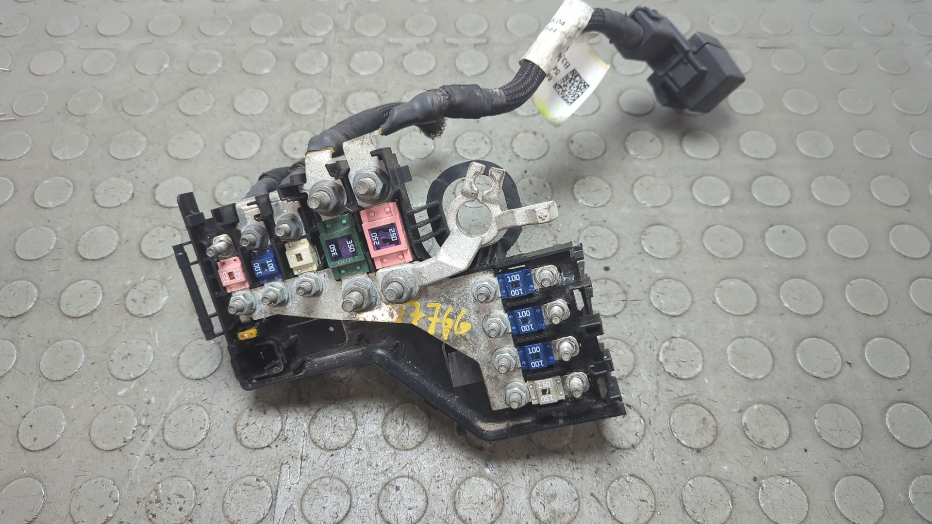 Клемма аккумулятора -