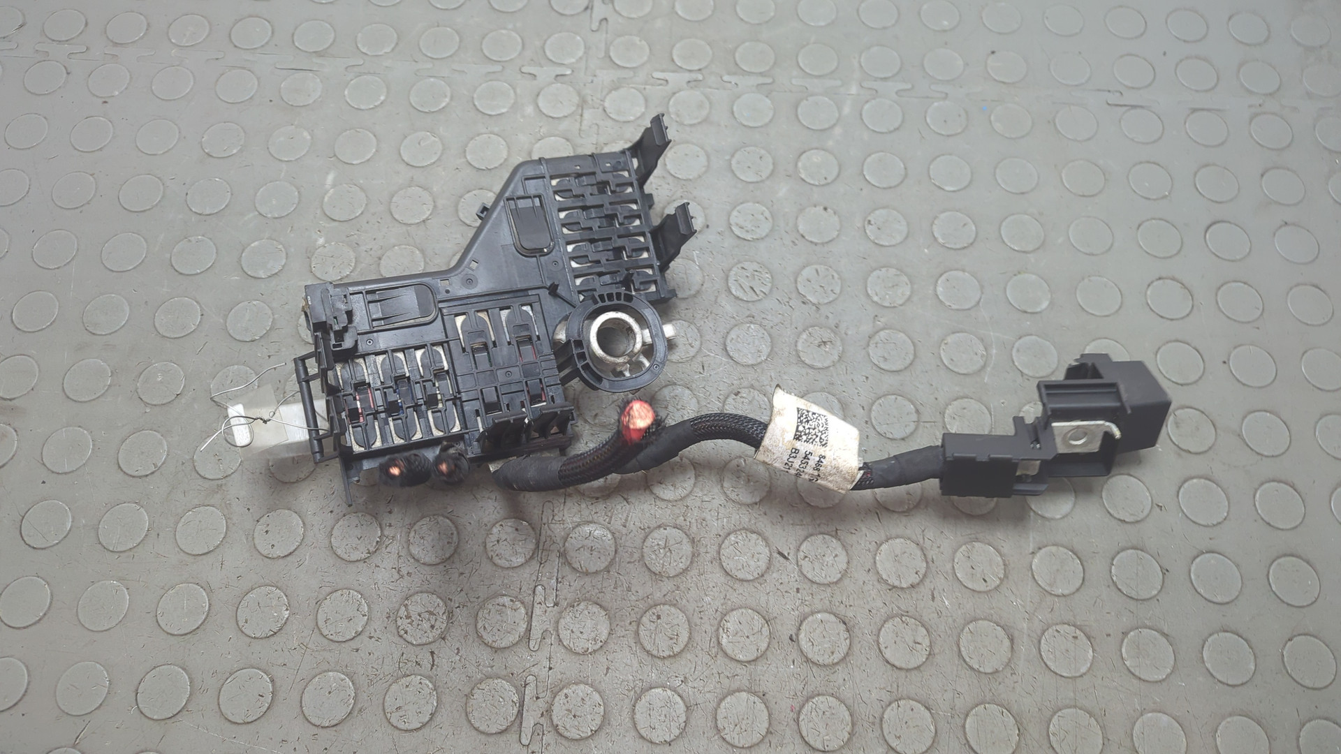 Клемма аккумулятора -