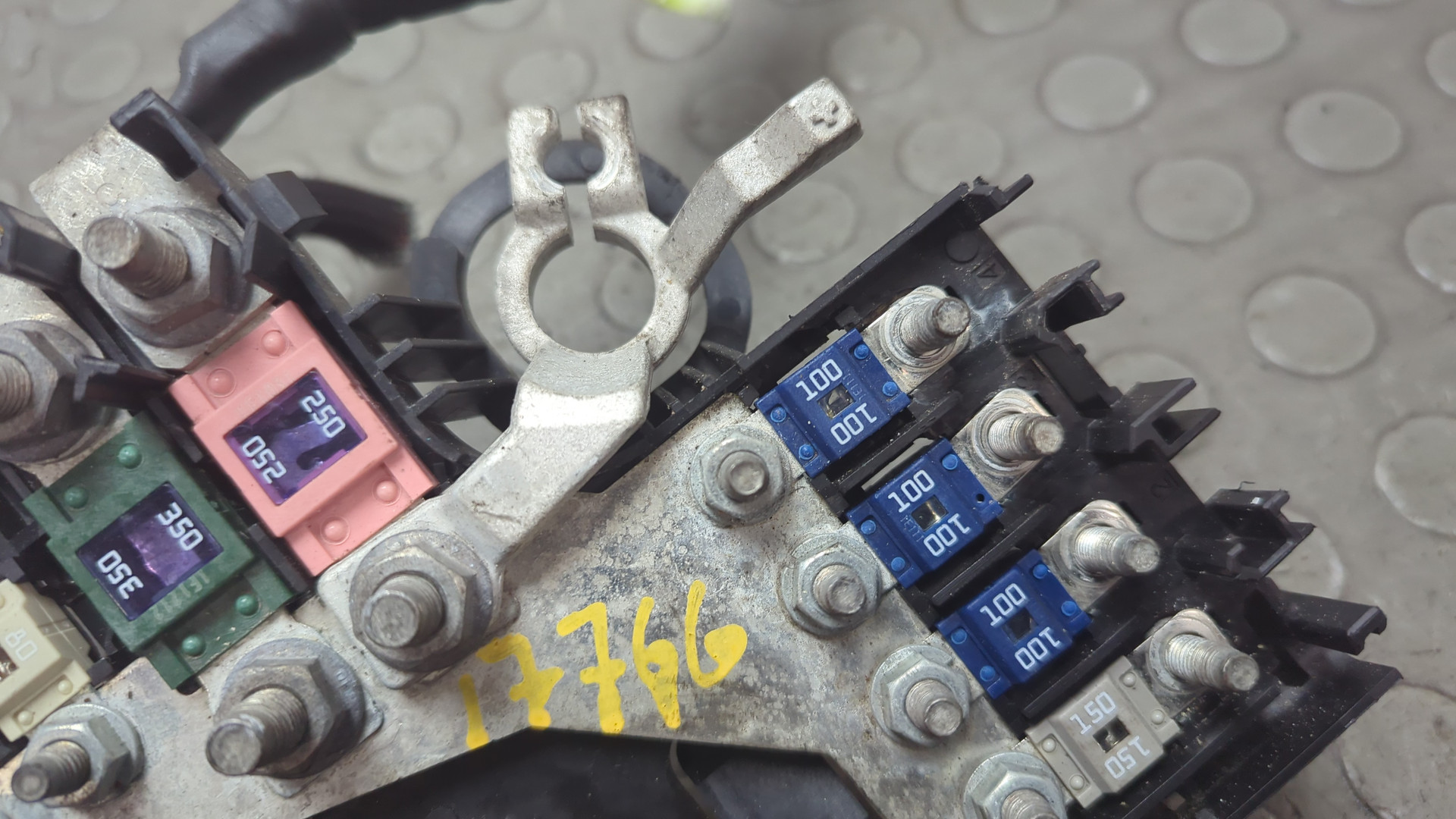 Клемма аккумулятора -