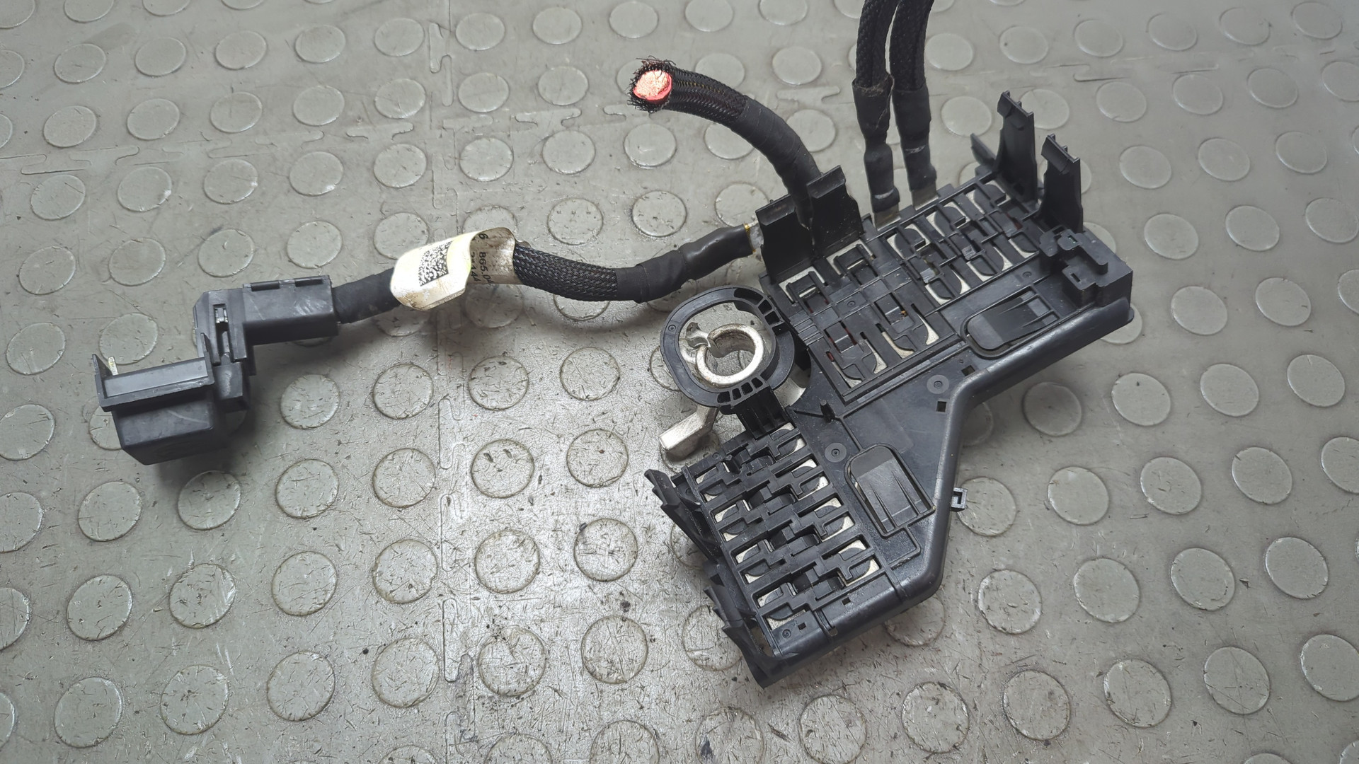 Клемма аккумулятора -