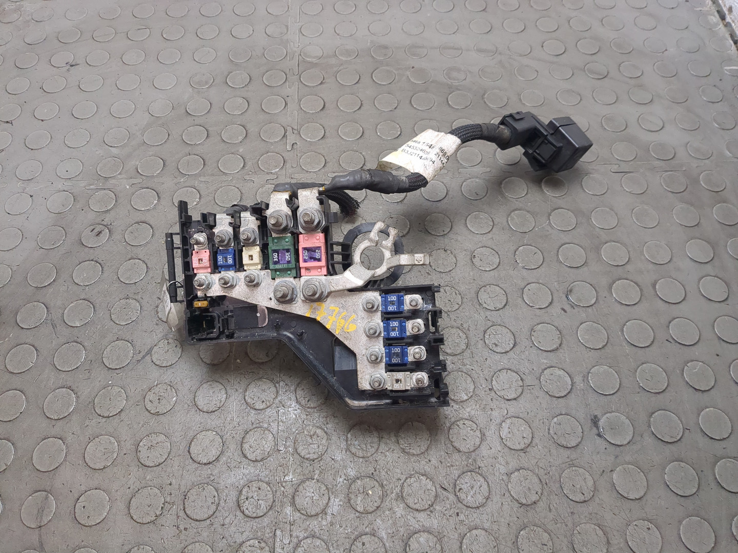 Клемма аккумулятора -