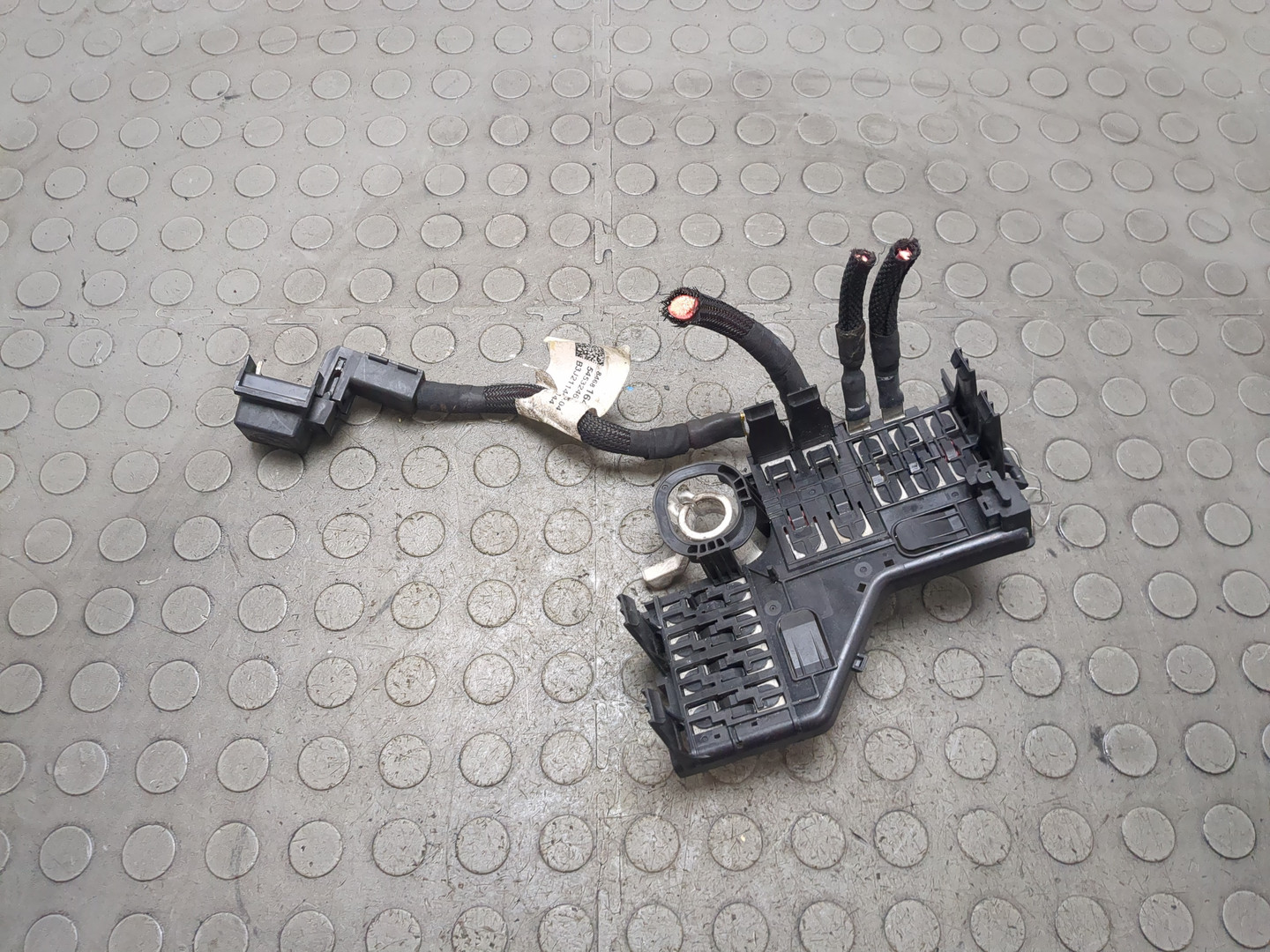 Клемма аккумулятора -