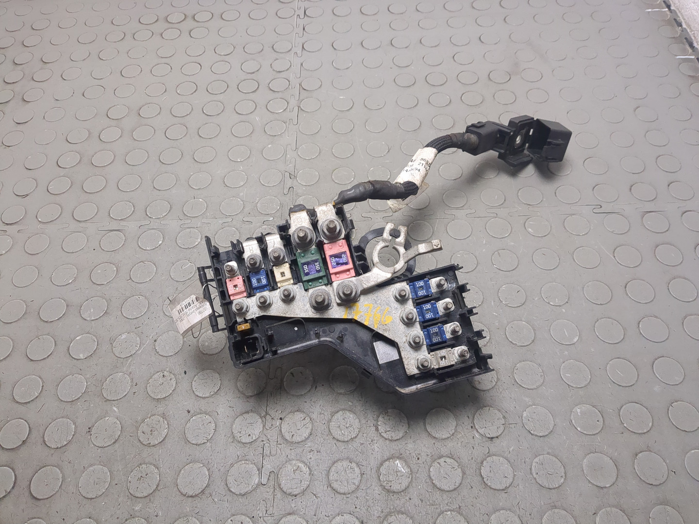 Клемма аккумулятора -