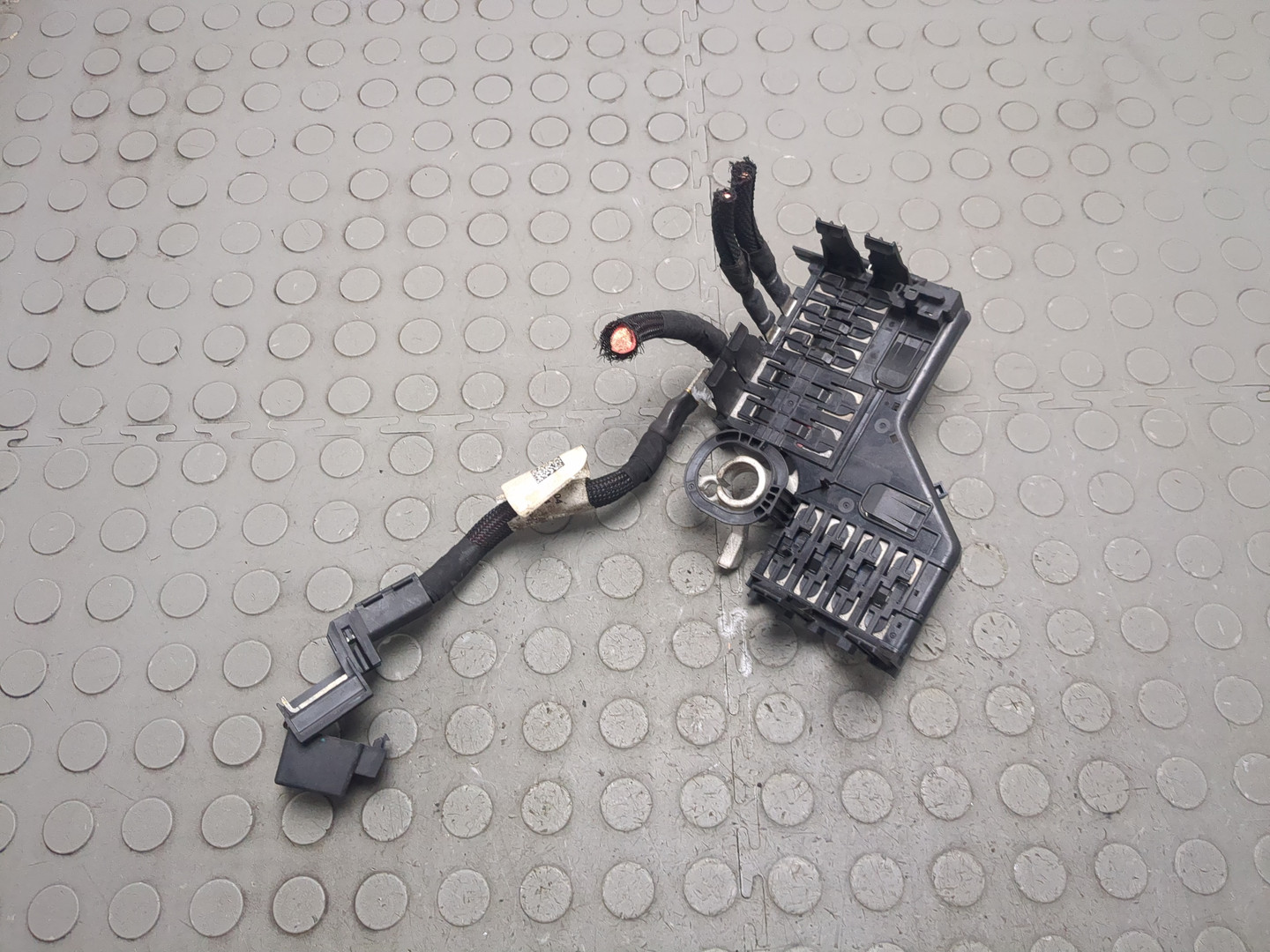 Клемма аккумулятора -