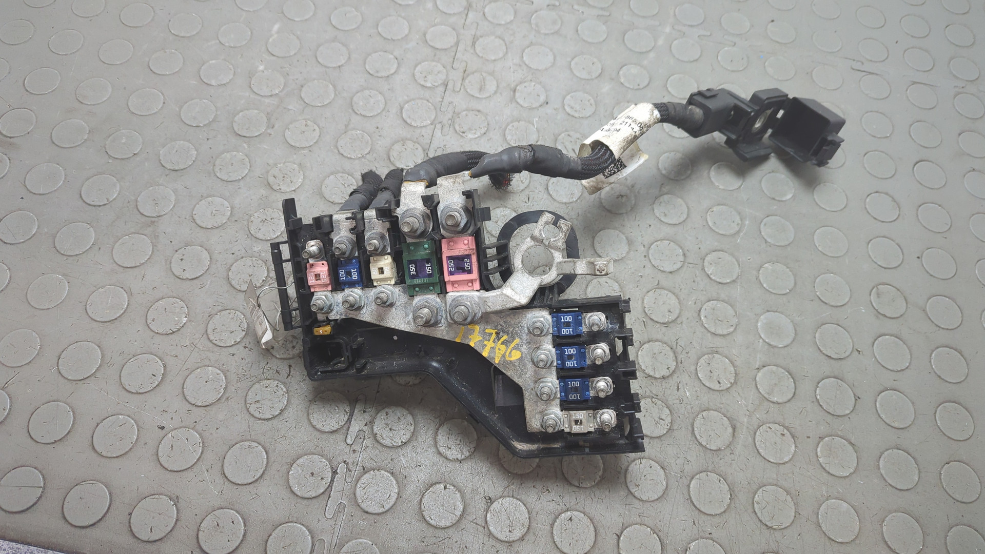 Клемма аккумулятора -