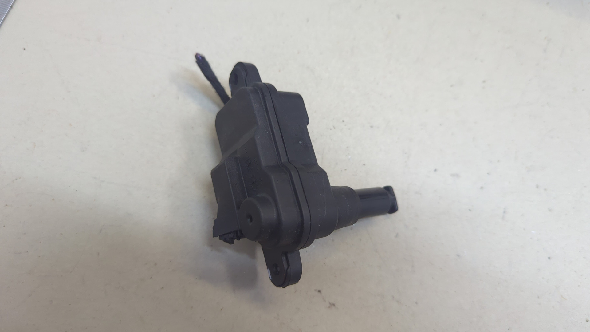 Активатор замка крышки бензобака