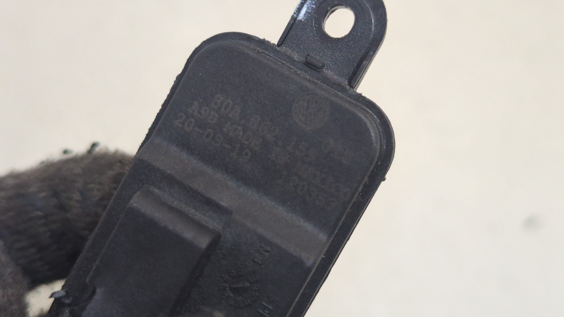 Активатор замка крышки бензобака