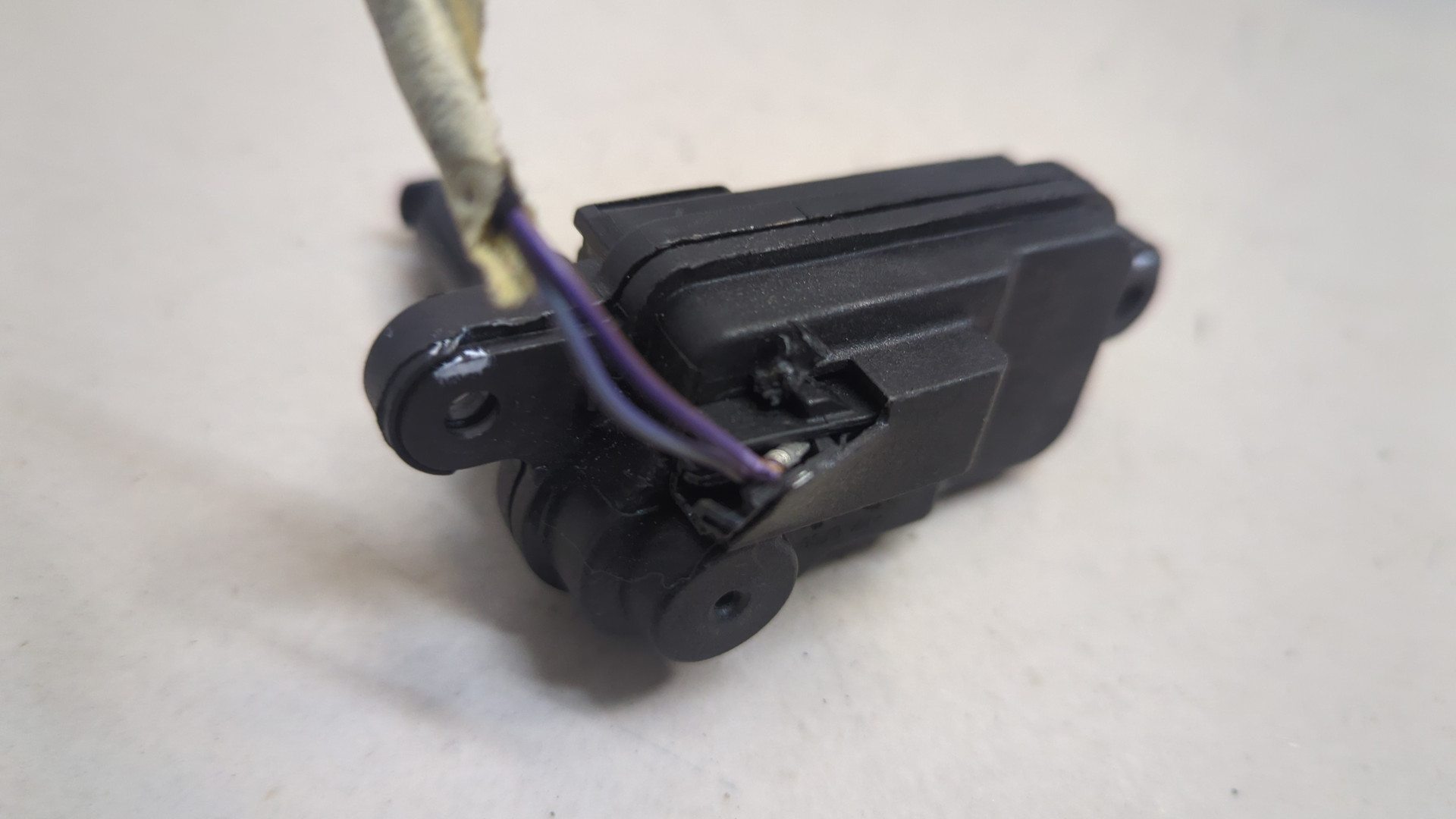 Активатор замка крышки бензобака