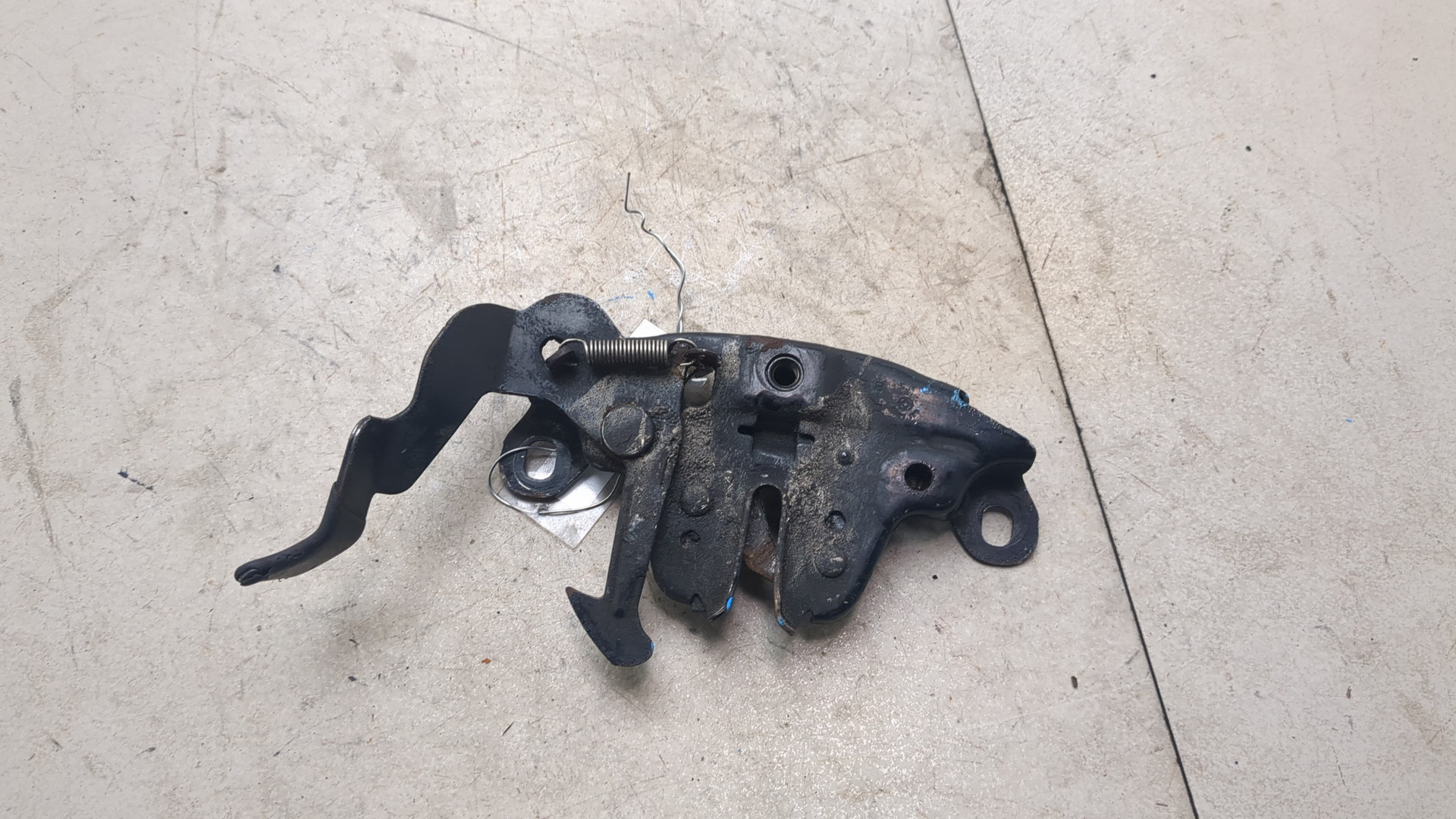 Замок капота