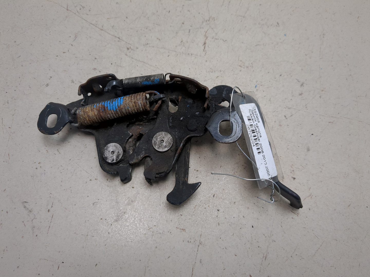 Замок капота