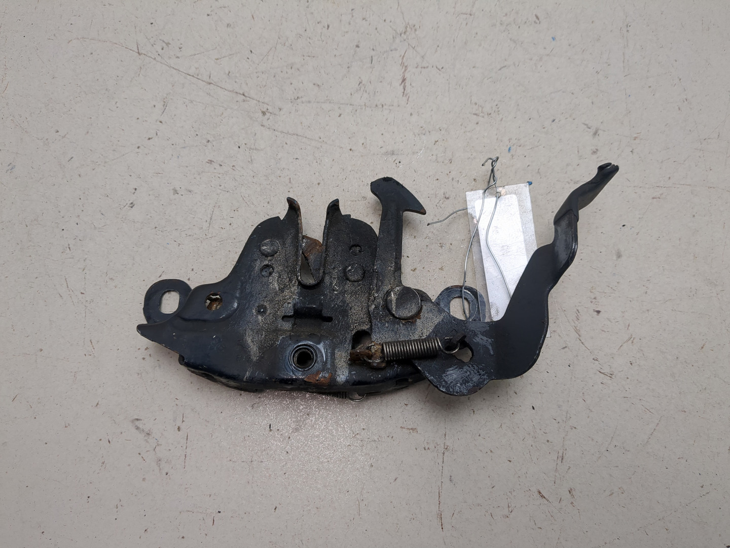 Замок капота