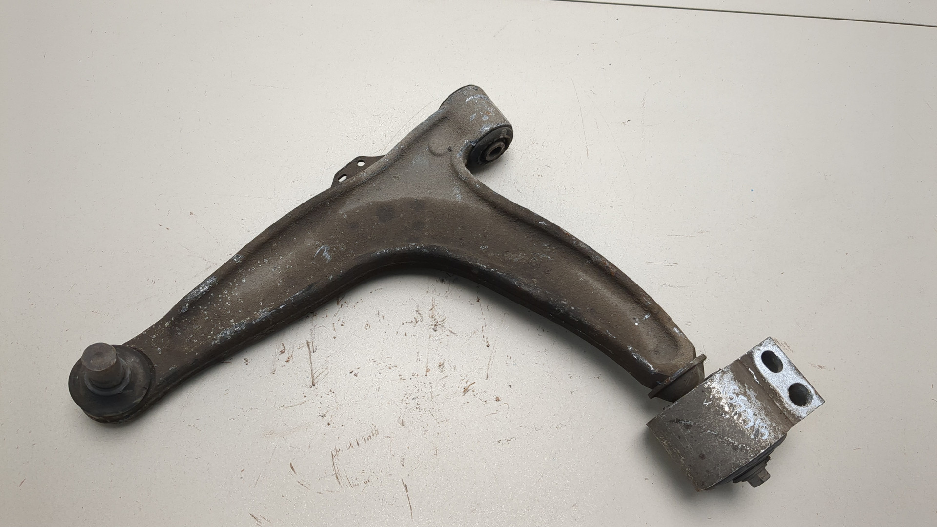 Рычаг передний левый