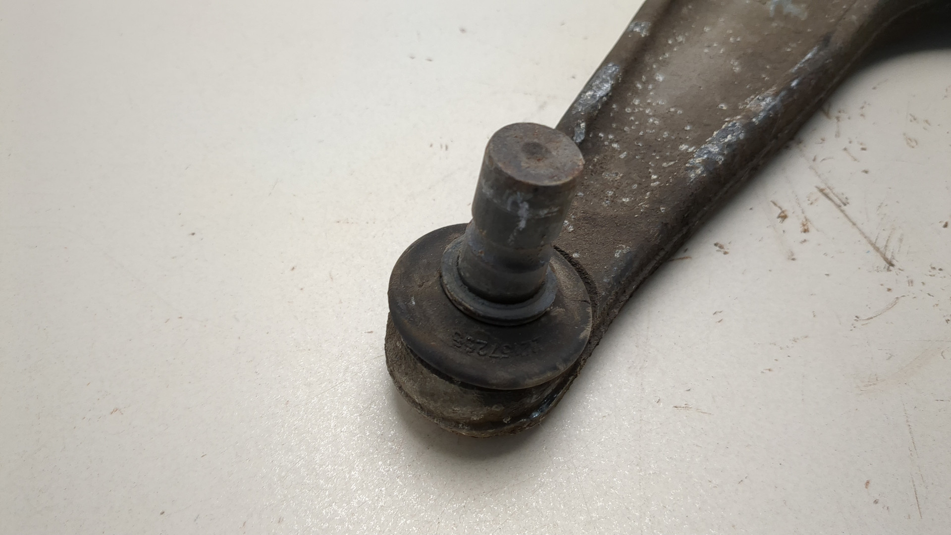 Рычаг передний левый