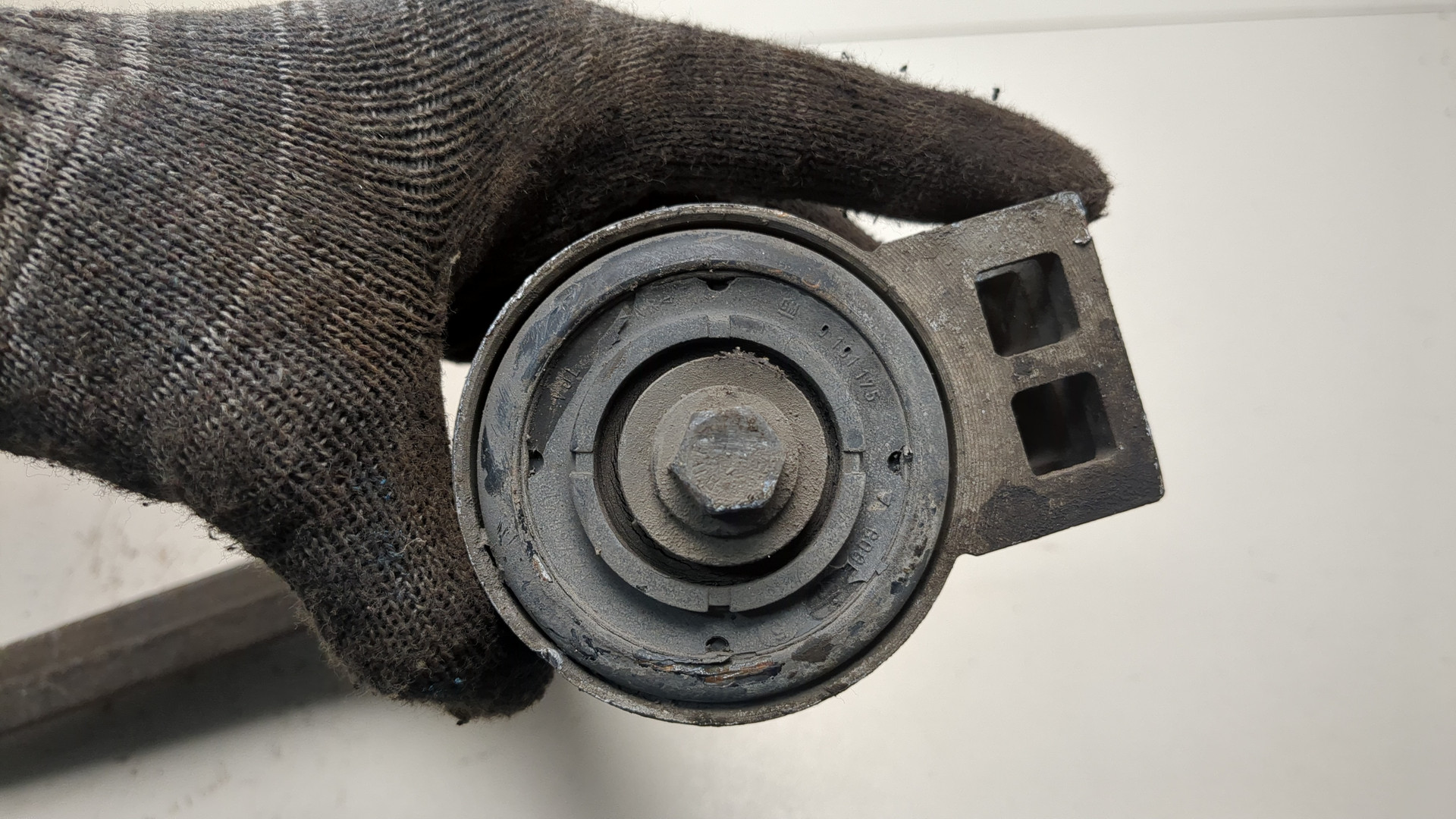 Рычаг передний левый