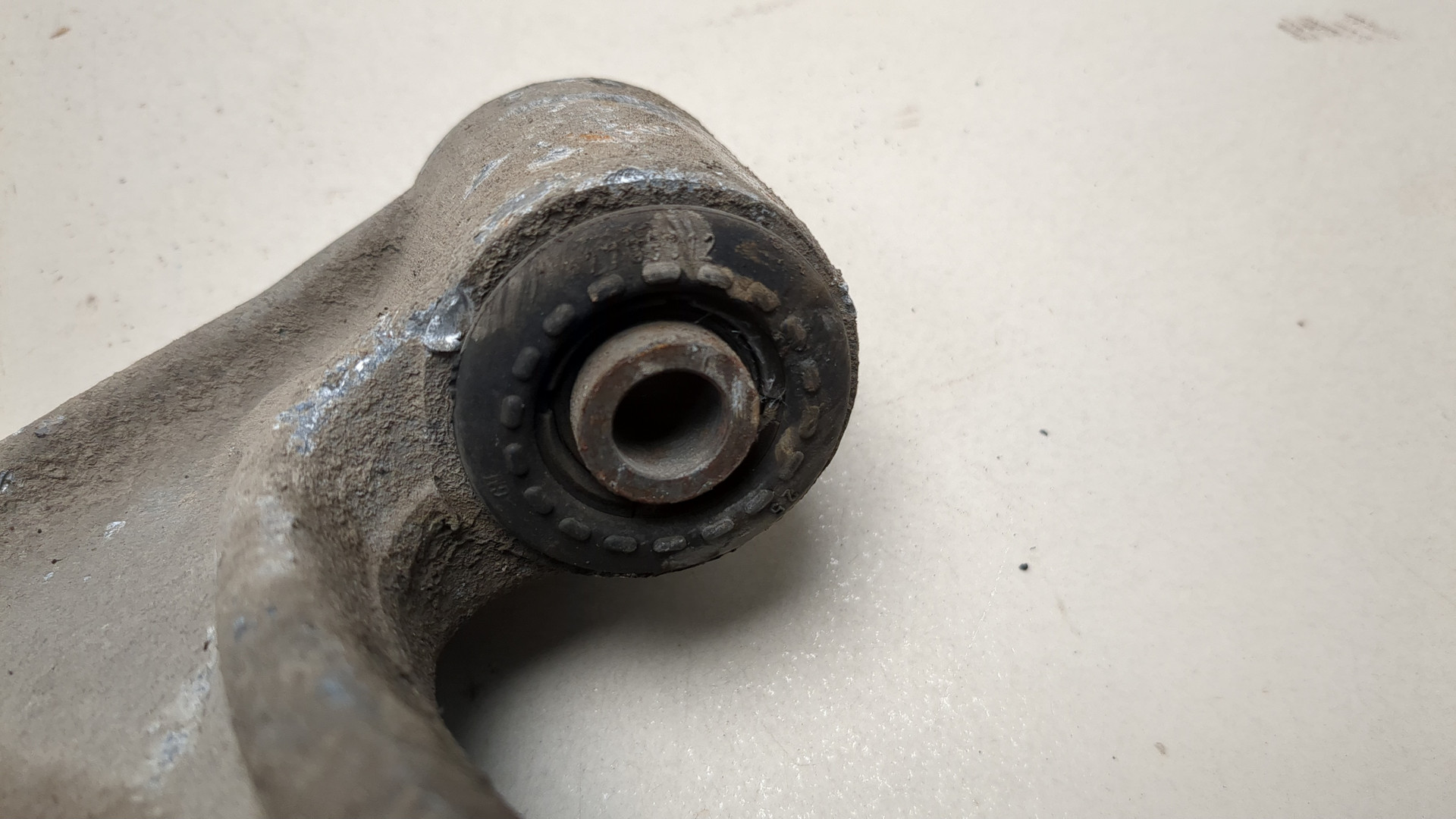 Рычаг передний левый