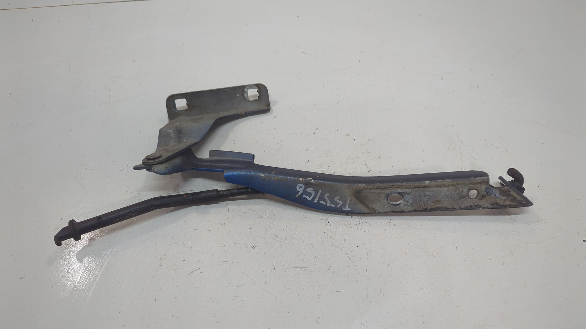 Петля капота левая