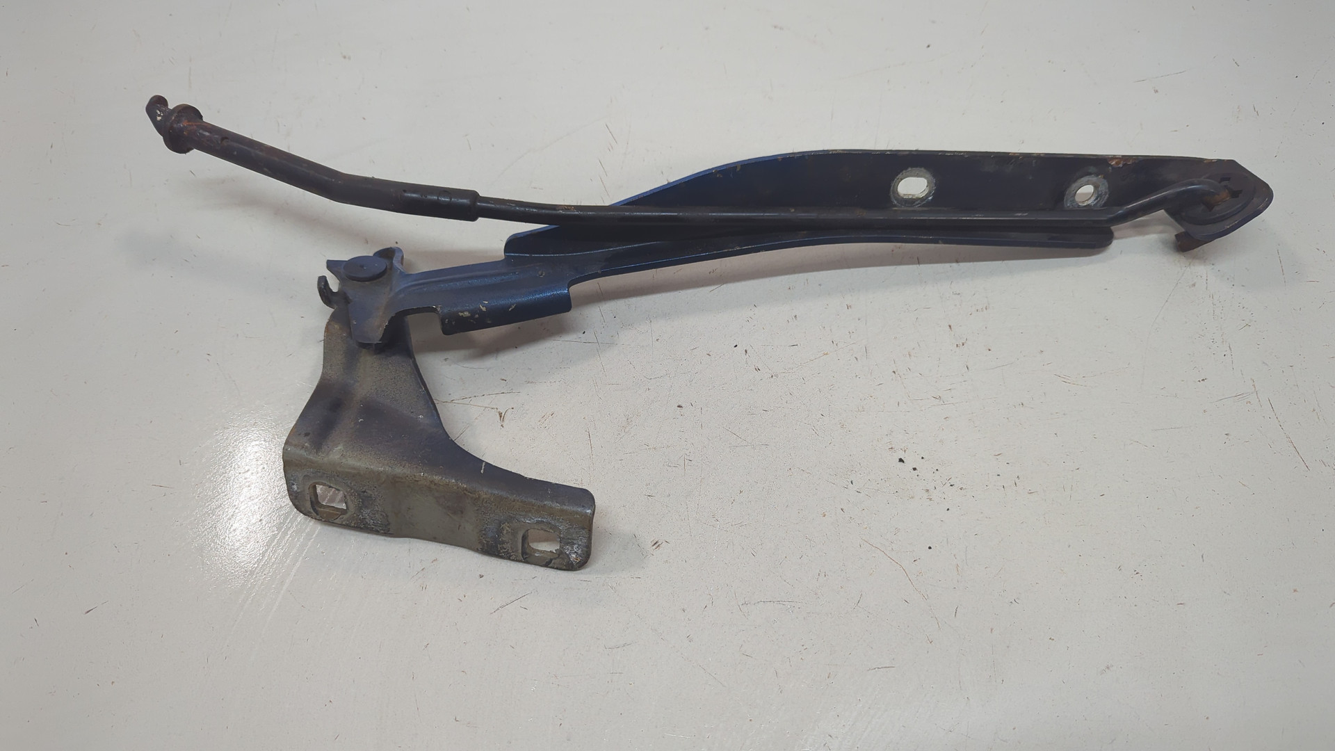 Петля капота левая