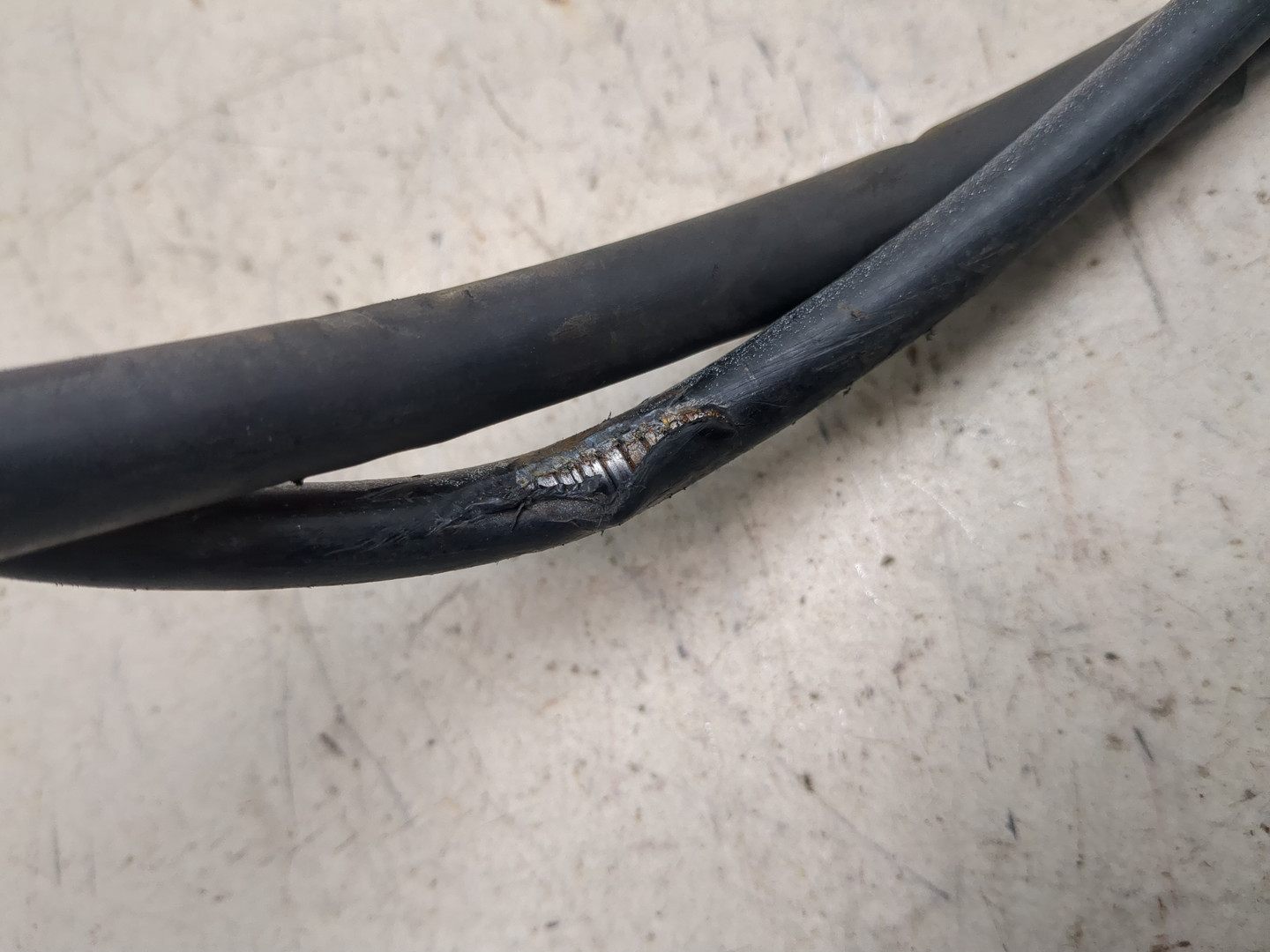 Трос стояночного тормоза