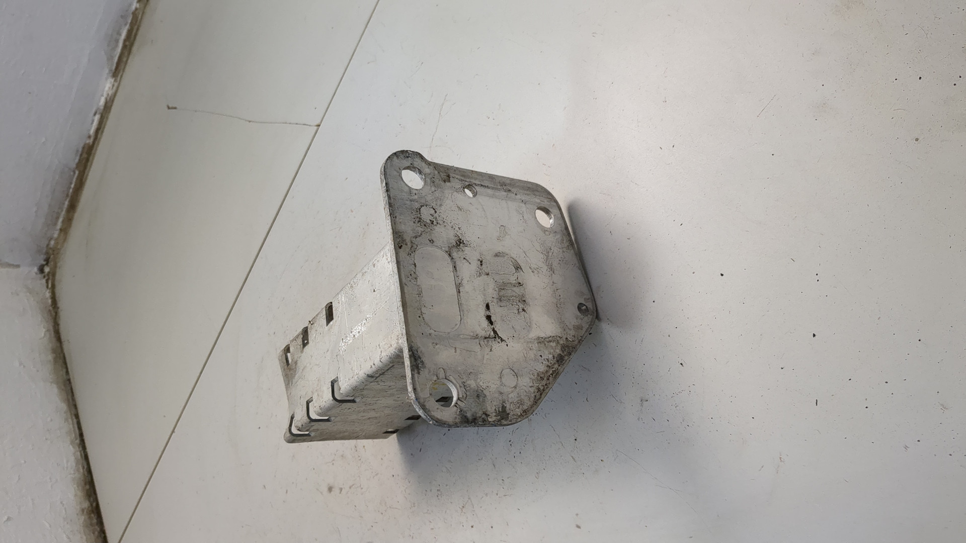 Кронштейн усилителя переднего бампера левый