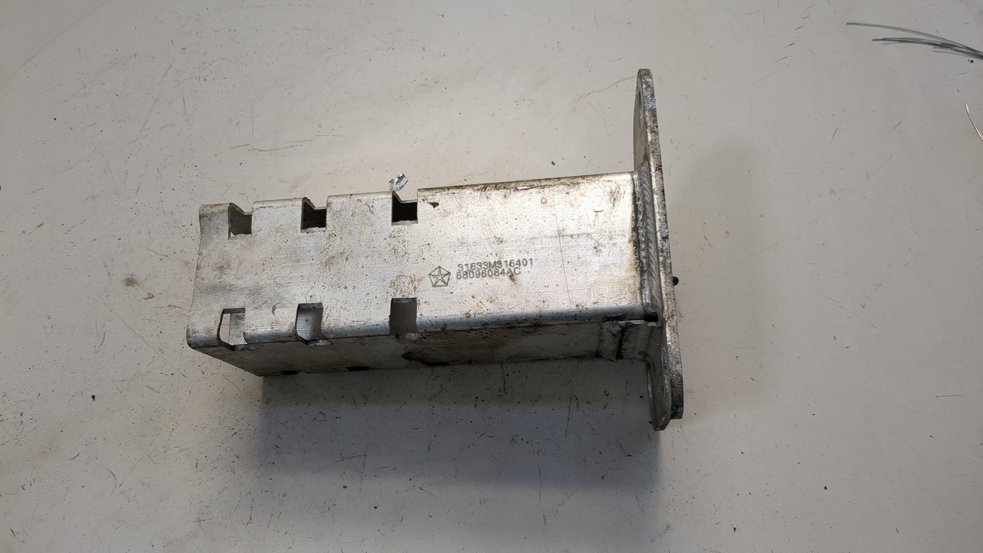 Кронштейн усилителя переднего бампера правый