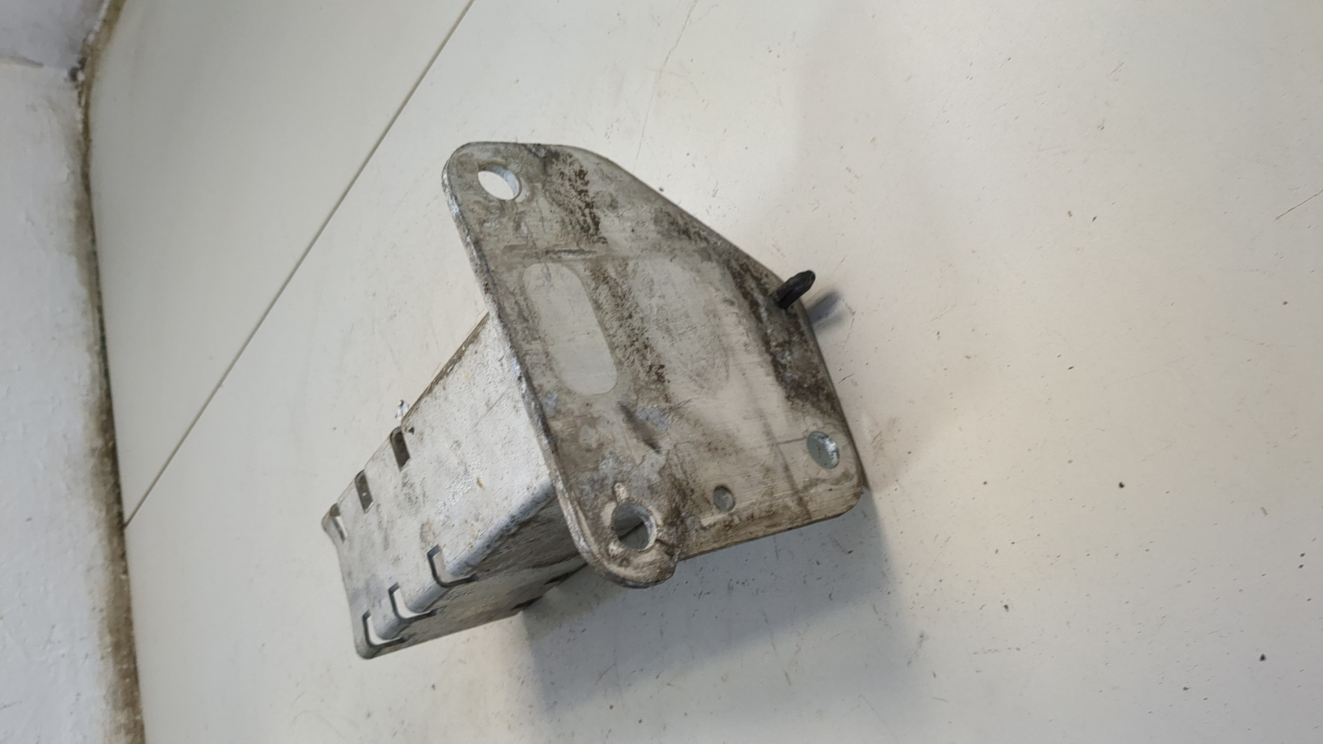 Кронштейн усилителя переднего бампера правый