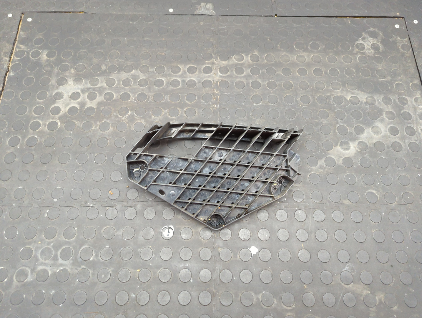 Кронштейн фар правый