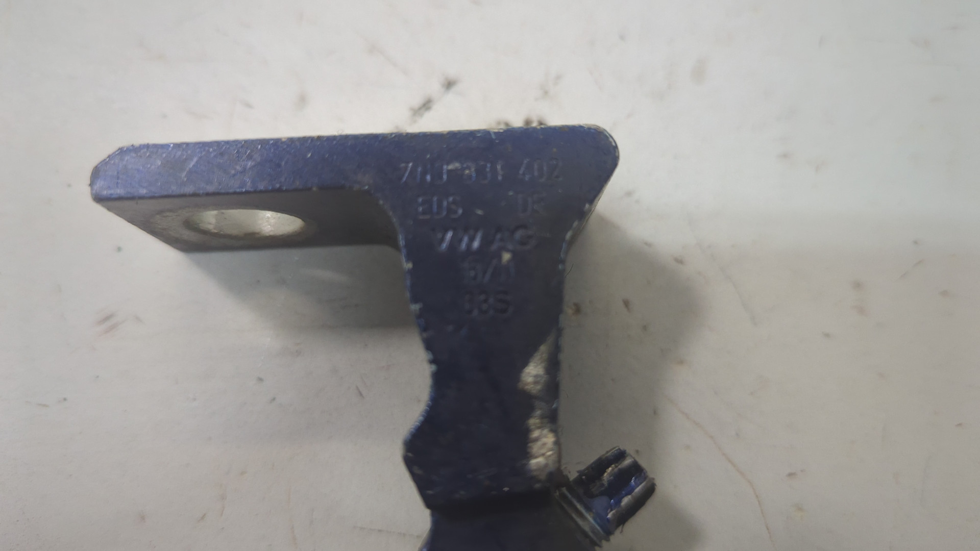 Петля двери