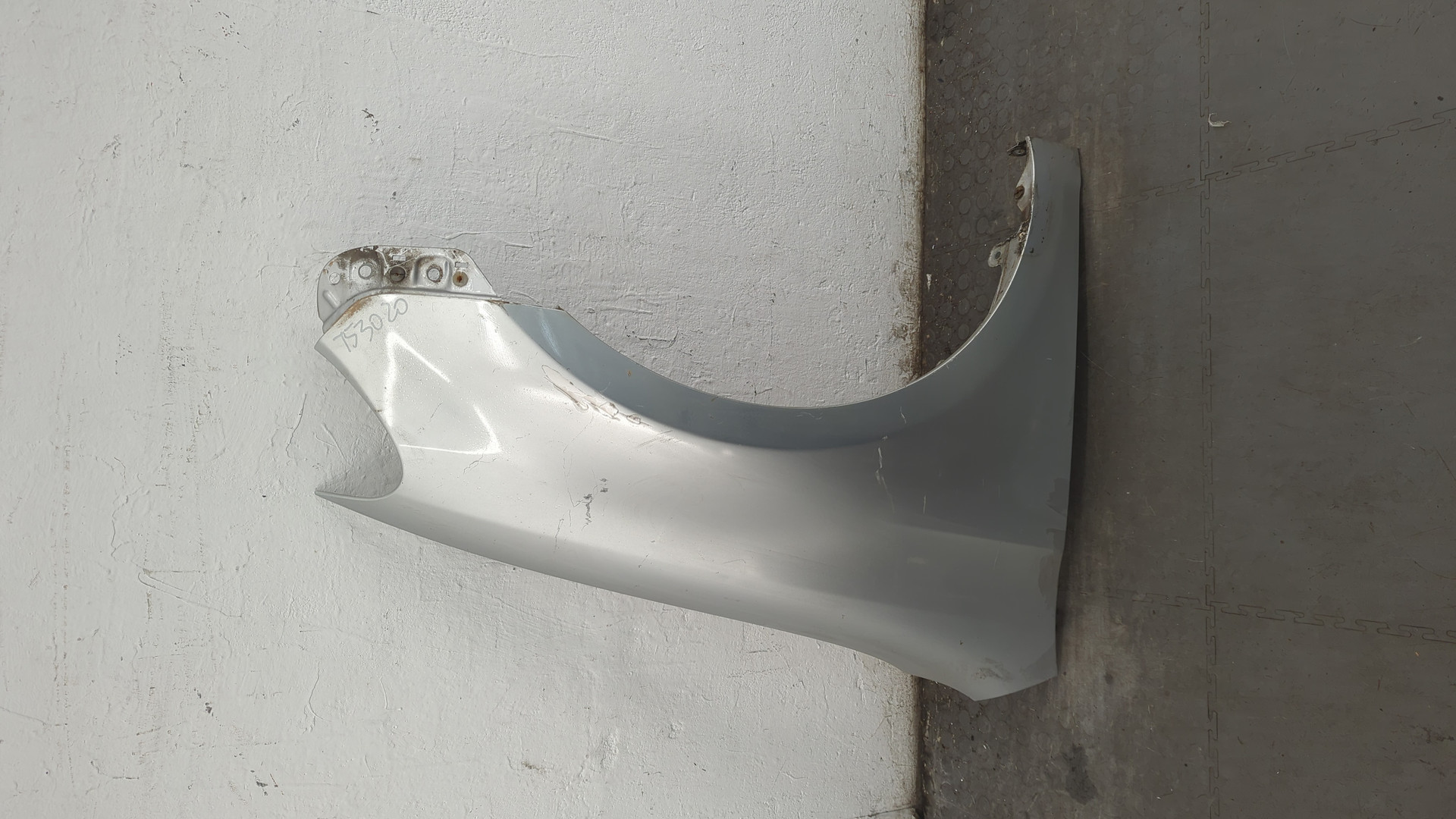 Крыло переднее правое