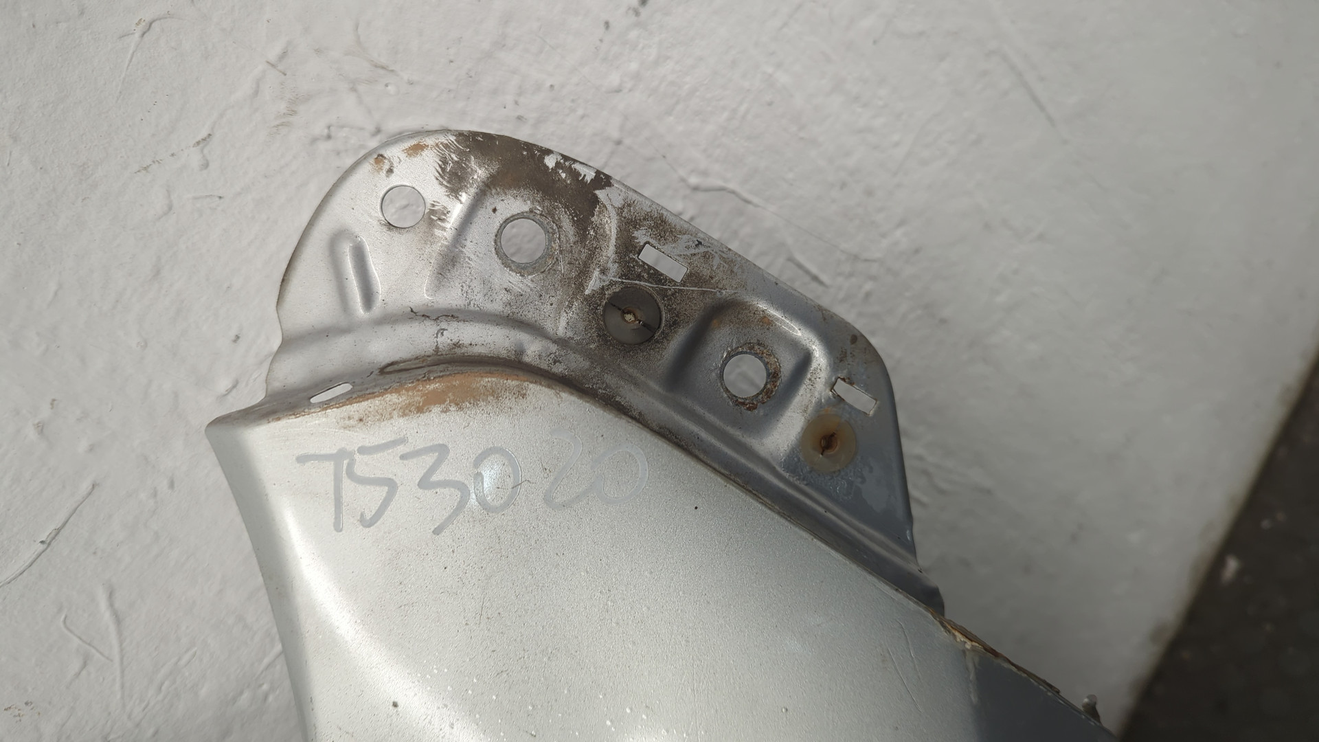 Крыло переднее правое