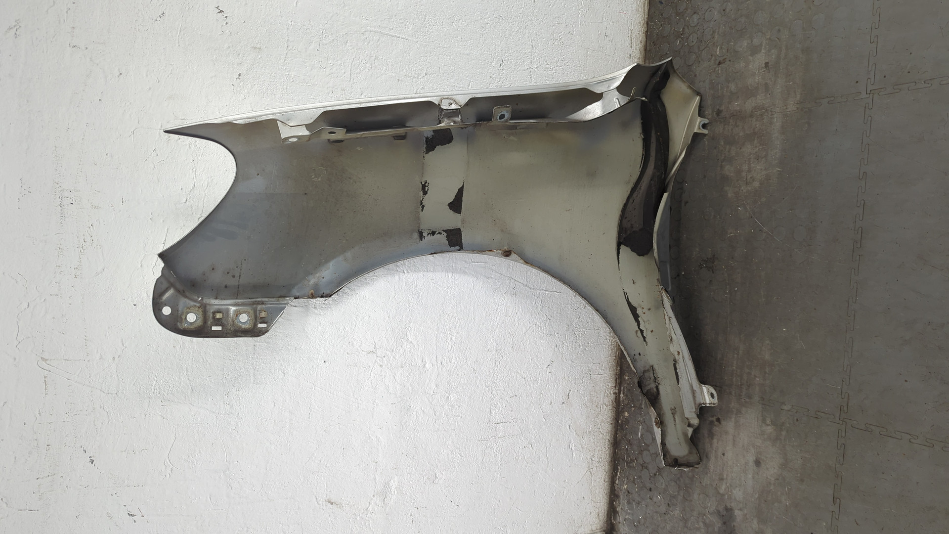 Крыло переднее правое