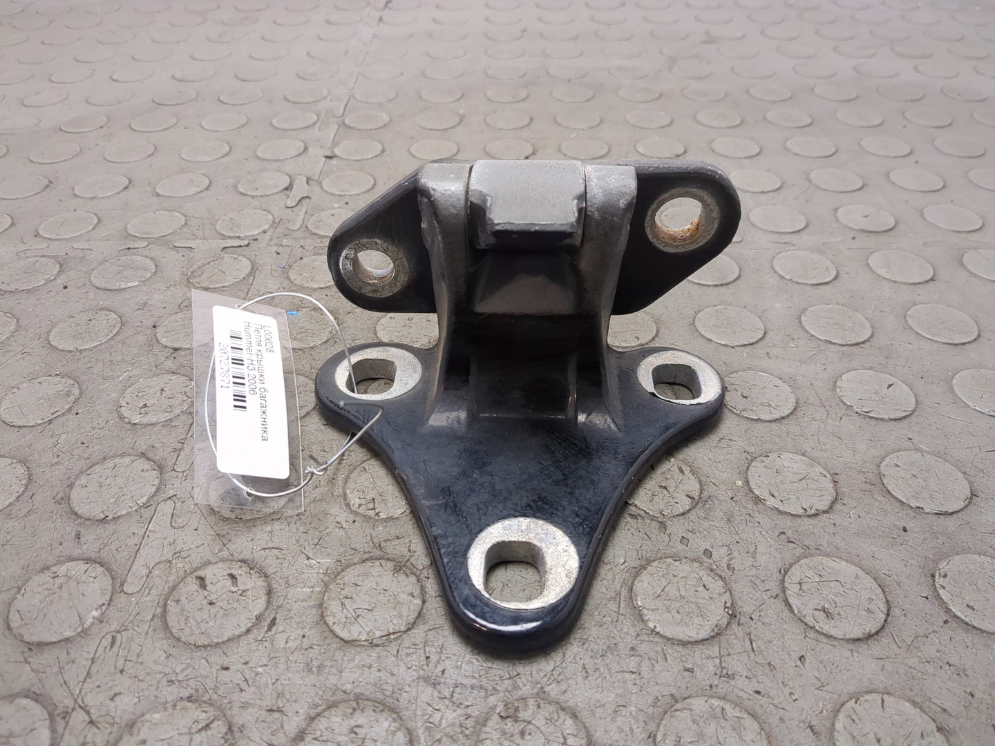 Петля крышки багажника