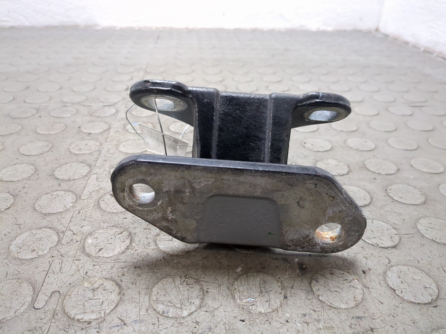 Петля крышки багажника