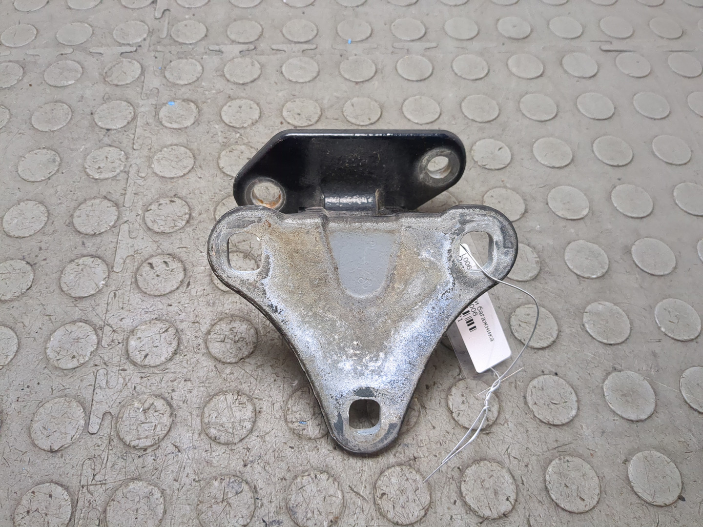 Петля крышки багажника