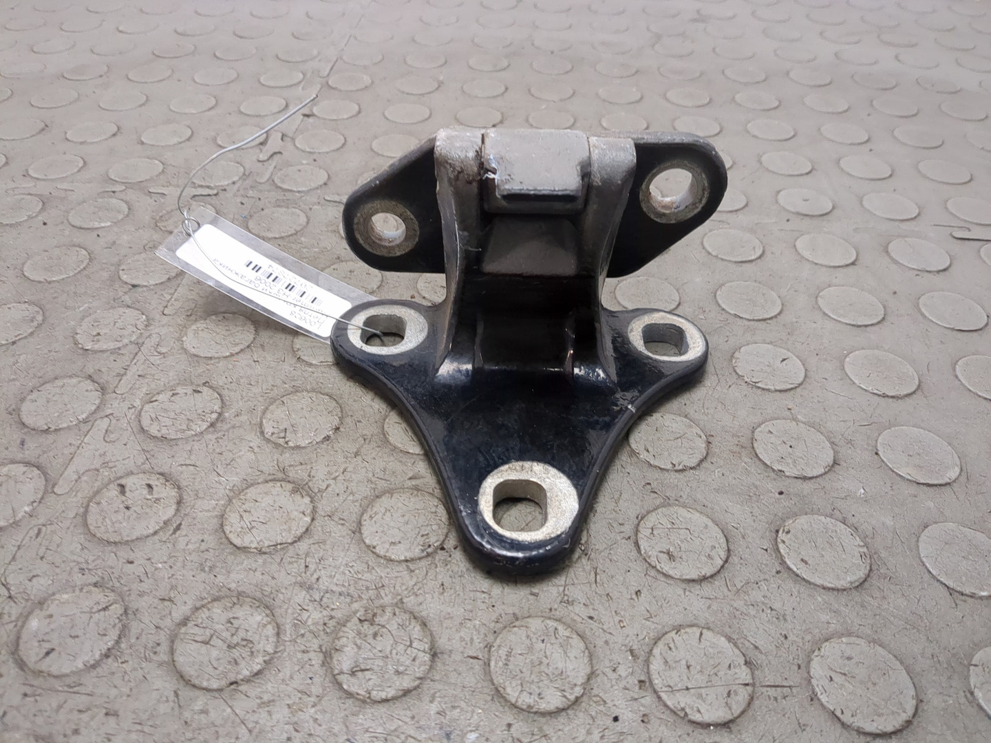 Петля крышки багажника