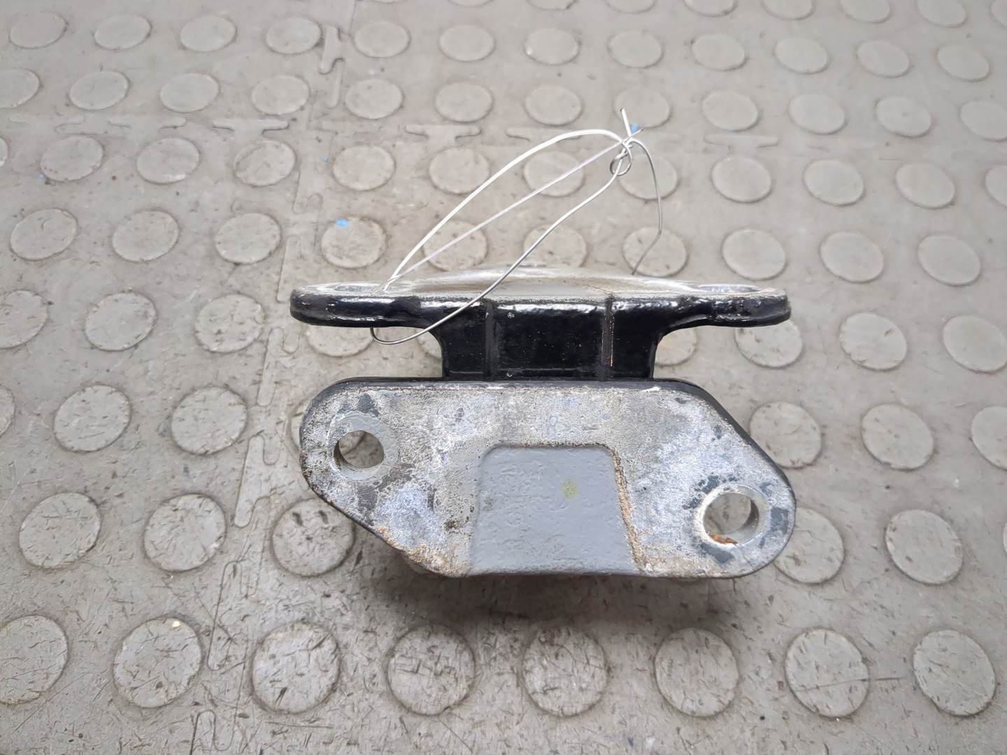 Петля крышки багажника