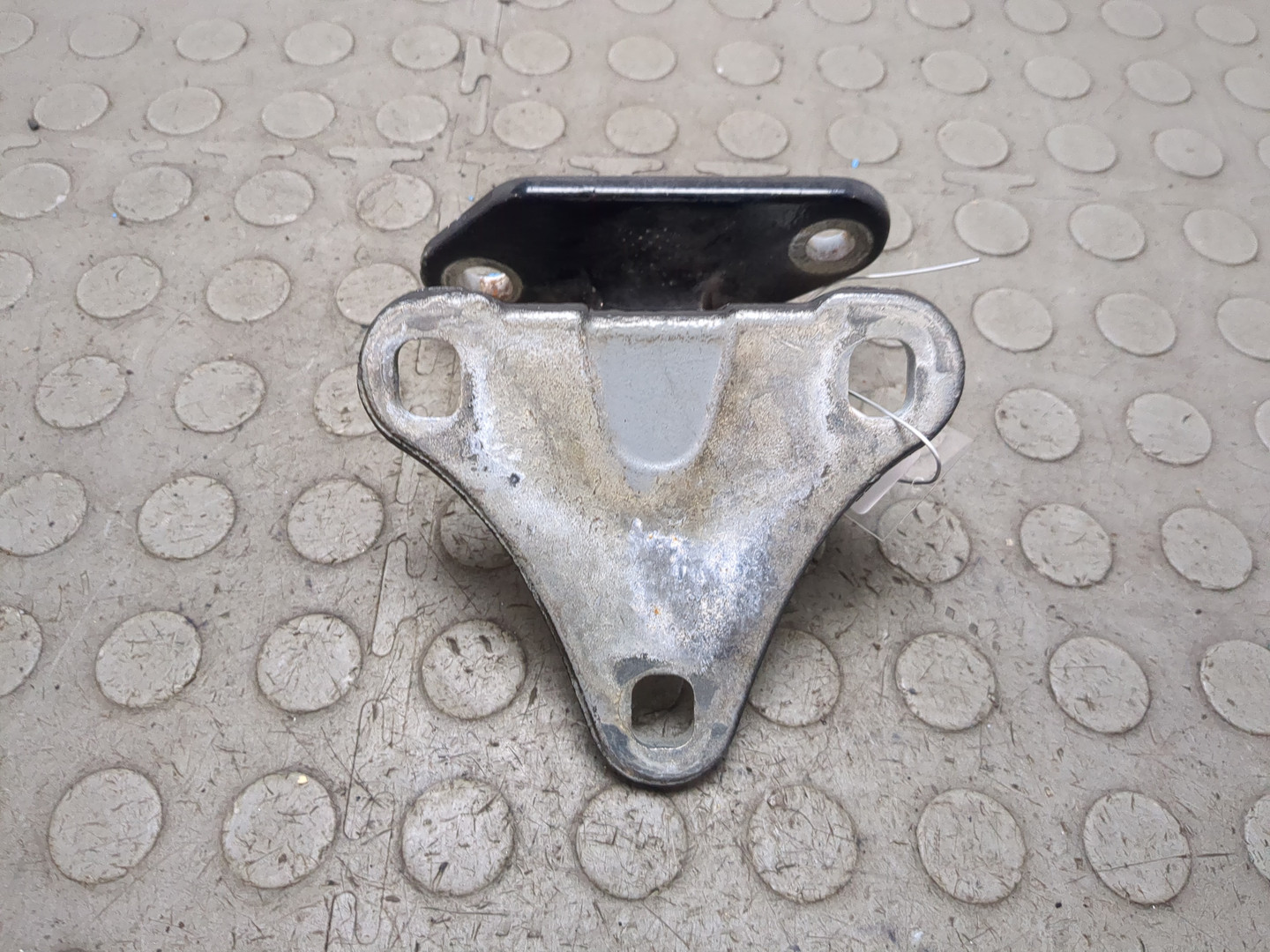 Петля крышки багажника