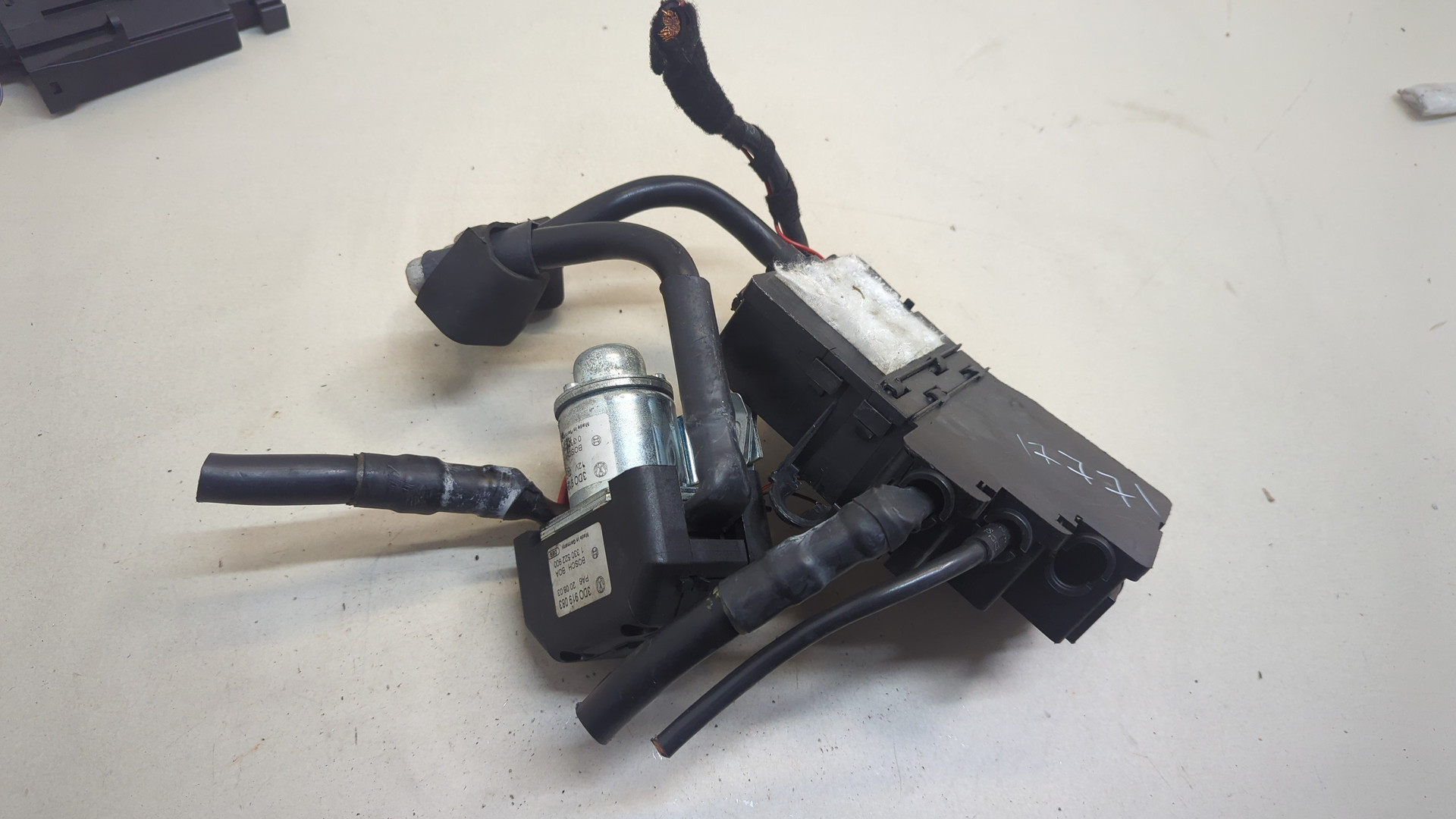 Клемма аккумулятора -