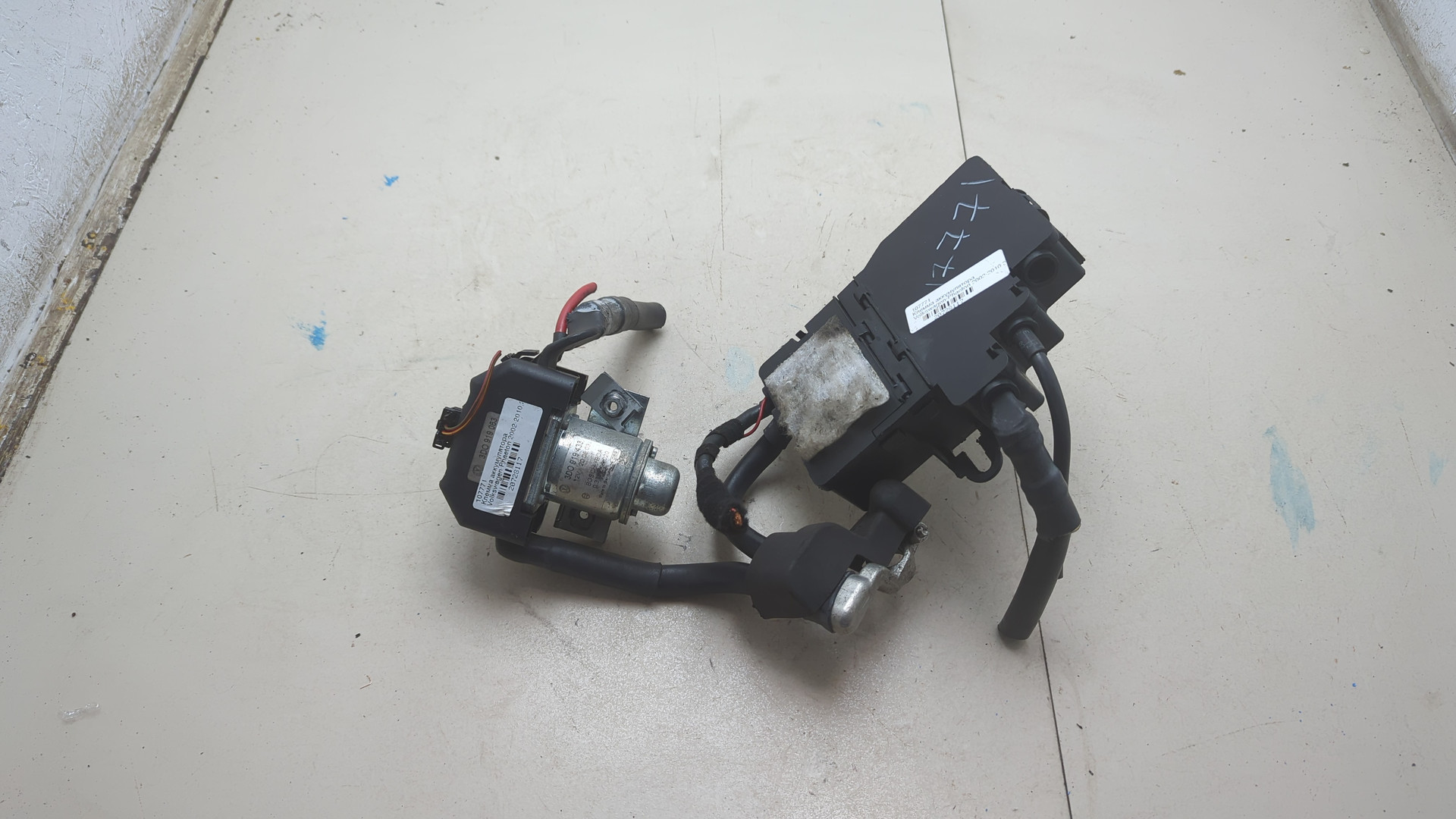 Клемма аккумулятора -